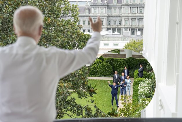 조 바이든(왼쪽) 미국 대통령이 지난해 워싱턴 백악관에서 최태원 SK그룹 회장 일행(오른쪽 아래)을 향해 손을 흔들고 있다/사진=조 바이든 트위터, 뉴스1  