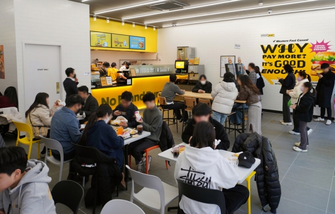 노브랜드 버거 전북도청점 내부. /사진제공=신세계푸드