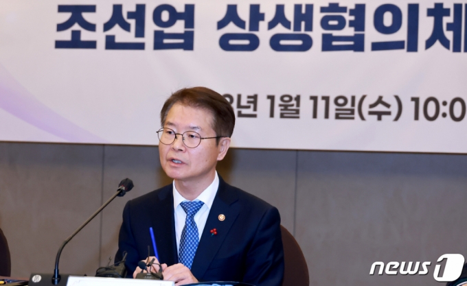 이정식 고용노동부 장관이 11일 오전 서울 중구 로얄호텔에서 열린 조선업 상생협의체 전문가 간담회에서 모두 발언을 하고 있다./사진=뉴스1