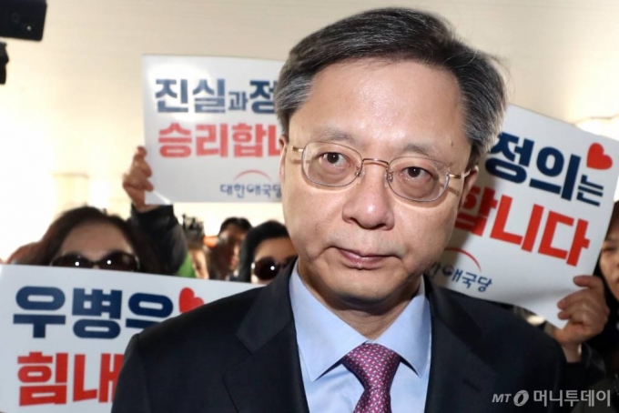 '국정농단 방조' 혐의를 받은 우병우 전 청와대 민정수석이 2019년 2월14일 서울고법에서 열린 항소심 9차 공판에 출석하고 있다. /사진=이기범 기자 leekb@