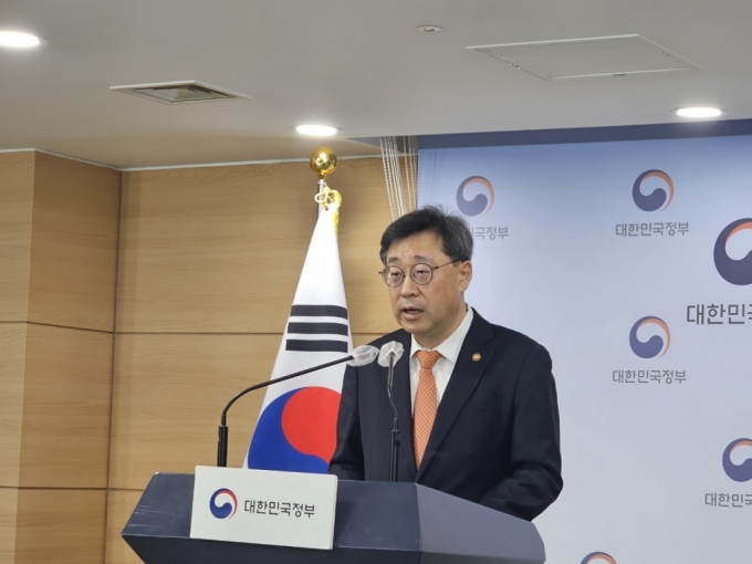 박윤규 과기정통부 2차관이 지난달 27일 정부서울청사에서 열린 메타버스 규제개선 로드맵 관련 브리핑에서 인사말을 하고 있다. /사진=김승한 기자