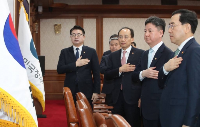 [서울=뉴시스] 김명원 기자 = 추경호 부총리 겸 기획재정부 장관과 국무위원들이 28일 오전 서울 종로구 정부서울청사에서 열린 제9회 국무회의에 참석해 국민의례를 하고 있다. 2023.02.28.