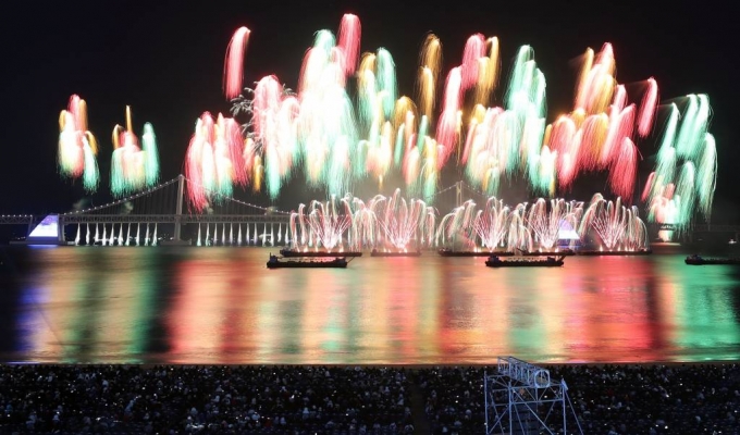 [부산=뉴시스] 하경민 기자 = '제17회 부산불꽃축제'가 열린 17일 부산 수영구 광안리해수욕장 일대에서 화려한 불꽃쇼가 펼쳐지고 있다. 이번 축제는 코로나19 장기화로 지친 시민들을 위로하기 위해 3년 만에 정상 개최됐다. 2022.12.17.