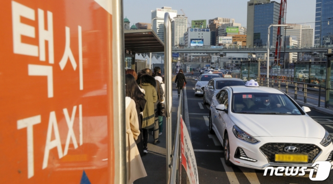24일 서울시에 따르면 3800원이던 서울 중형택시 기본요금이 지난 1일 오전 4시부터 4800원으로 올랐다. 이달부터 할증률도 기존 20%에서 40%로 높아졌다. 밤 11시부터 다음날 오전 2시 사이 택시를 이용하면 기본요금은 6700원이다./사진=뉴스1