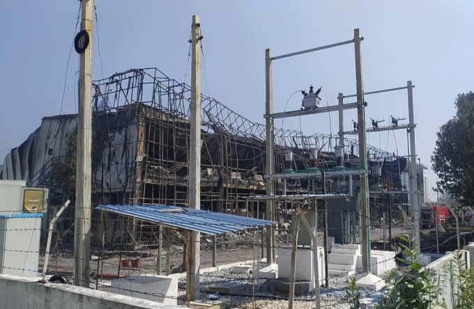 28일 인도 남부 안드라프라데시주 티루파티 지구에 있는 조립시설에서 화재가 발생한 뒤 파손된 애플 공급업체 폭스링크의 모습이 보이고 있다. /사진=로이터통신