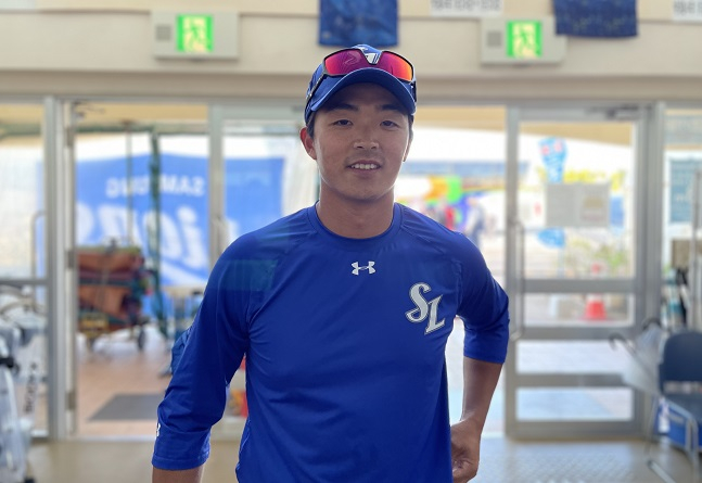 삼성 김태훈이 지난달 28일 일본 오키나와현 온나손 아카마 볼파크에서 열린 롯데와 연습경기 후 취재진과 인터뷰를 하고 있다. /사진=양정웅 기자