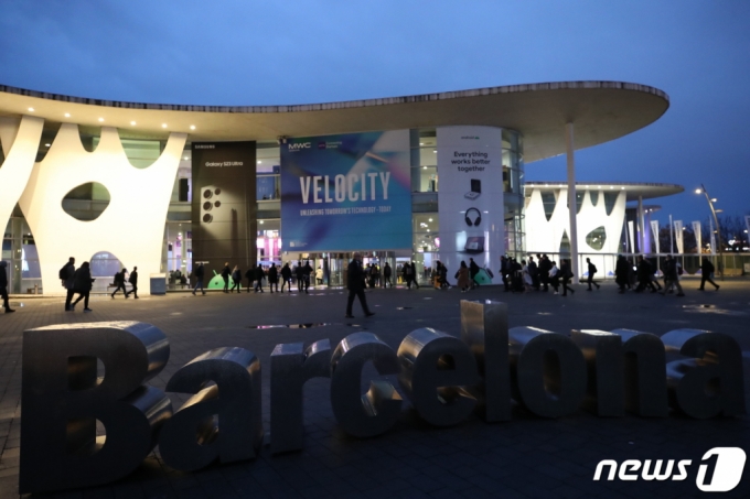 세계 최대 이동통신 전시회 '모바일월드콩그레스'(MWC 2023) 개막 첫날인 27일 오전(현지시간) 스페인 바르셀로나 피라 그란 비아 전시장으로 업체 관계자 등이 입장하고 있다.2023.2.27/사진제공=뉴스1