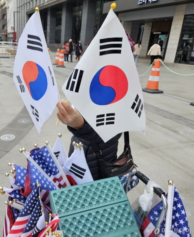 온라인으로 옮겨간 태극기 게양…3·1절에도 아파…