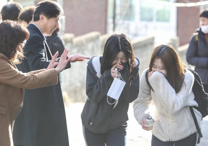 일평균 확진자 9주째 ↓…'마스크 전면해제·격리의무 해제' 등 논의 시작 - 머니투데이 일평균 확진자 9주째 ↓…'마스크 전면해제·격리의무 해제' 등 논의 시작 - 머니투데이