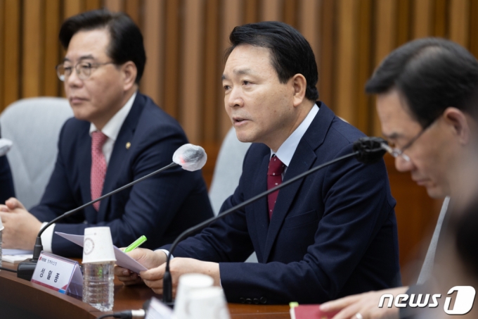 (서울=뉴스1) 이재명 기자 = 성일종 국민의힘 정책위의장이 3일 오전 서울 여의도 국회에서 열린 수출 전략 민·당·정 협의회에서 발언을 하고 있다. 2023.3.3/뉴스1 Copyright (C) 뉴스1. All rights reserved. 무단 전재 및 재배포 금지.