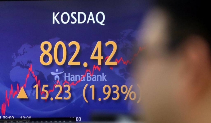 코스닥지수가 전 거래일 보다 15.23포인트(1.93%) 상승한 802.42에 장을 마감한 지난 3일 오후 서울 중구 하나은행 딜링룸에서 딜러들이 업무를 보고 있다. /사진=뉴스1