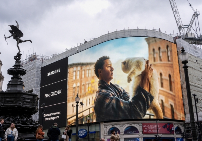 삼성전자가 영국 런던 피카딜리 광장에 선보인 네오 QLED 8K 런던 옥외광고./사진=삼성전자