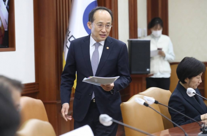 [서울=뉴시스] 김명원 기자 = 추경호 부총리 겸 기획재정부 장관이 6일 오전 서울 종로구 정부서울청사에서 열린 비상경제장관회의에 참석하고 있다. 2023.03.06.