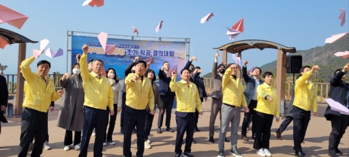 부산시의회 건설교통위원회와 동남권관문공항추진위원회가 가덕도 신공항 조기착공 촉구 결의대회를 하고 있다./사진제공=부산시의회