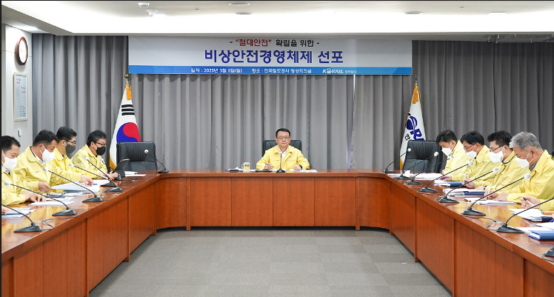 코레일이 6일 오전 대전사옥에서 전국영상회의를 열고 절대안전체계 확립과 조직안정화를 위해 비상안전경영체제를 선포했다./사진제공=코레일