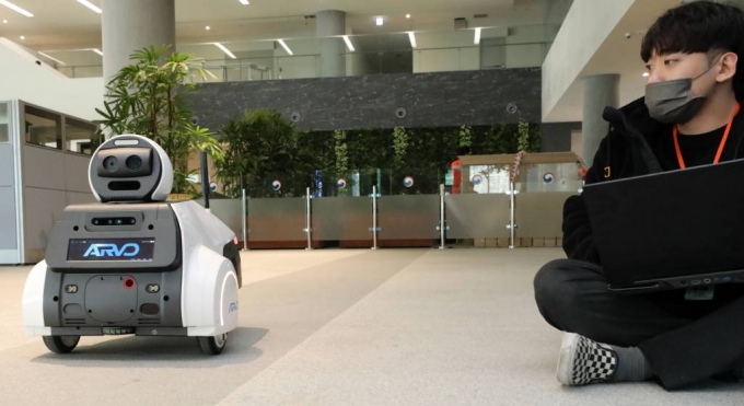 [세종=뉴시스] 강종민 기자 = 행정안전부 입주를 하루 앞둔 14일 세종시 어진동 정부세종청사 중앙동에서 관계자들이 야간방범순찰로봇을 점검하고 있다. 지하 3층·지상 15층에 건물면적 13만㎡ 규모인 정부세종청사 중앙동에는 기획재정부와 행정안전부가 입주할 예정이다. 2023.02.14.