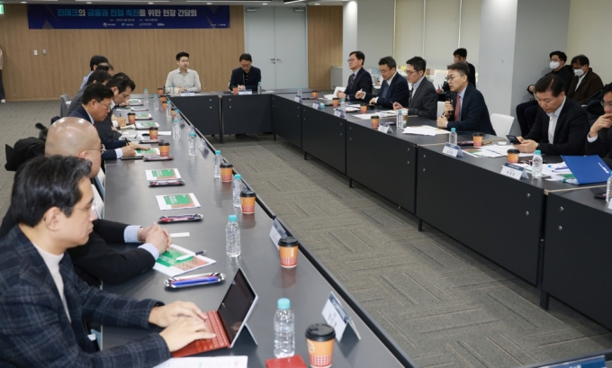 권대영 금융위원회 상임위원이 7일 오전 서울 마포구 프론트원에서 개최된 핀테크 기업의 금융업 진입 촉진을 위한 간담회에서 핀테크 기업을 대상으로 디지털 혁신을 통한 금융업의 실질적 경쟁촉진과 혁신 방안에 대한 건의사항을 청취했다.   /사진제공=금융위원회