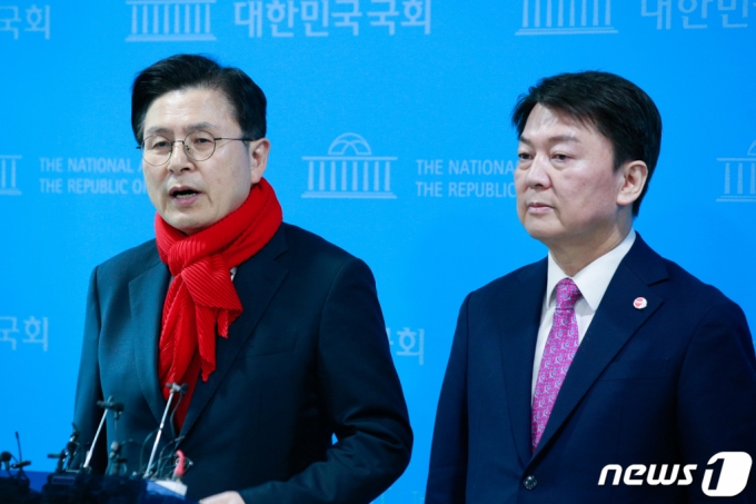 (서울=뉴스1) 안은나 기자 = 황교안(왼쪽), 안철수 국민의힘 당대표 후보가 7일 오후 서울 여의도 국회 소통관에서 김기현 후보를 둘러싼 울산 땅 투기 의혹과 대통령실 전당대회 개입 논란에 사퇴를 요구하며 공동 기자회견을 마친 후 취재진 질의에 답하고 있다. 2023.3.7/뉴스1 Copyright (C) 뉴스1. All rights reserved. 무단 전재 및 재배포 금지.