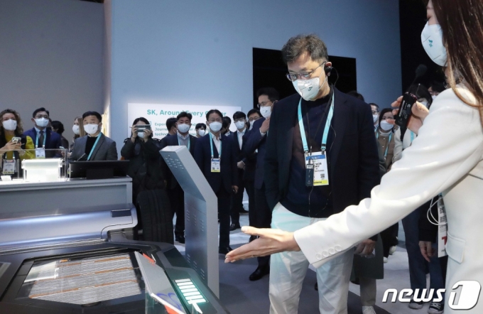 (라스베이거스(미국)=뉴스1) 임세영 기자 = 세계 최대 가전·IT(정보기술) 박람회 CES 2023 개막일인 5일(현지시간) 미국 네바다주 라스베이거스 컨벤션센터(LVCC)에 마련된 SK그룹 부스에서 최재원 SK수석 부회장이 18분만에 80%까지의 충전이 가능한 SK온배터리 설명을 듣고 있다. 2023.1.6/뉴스1  Copyright (C) 뉴스1. All rights reserved. 무단 전재 및 재배포 금지.