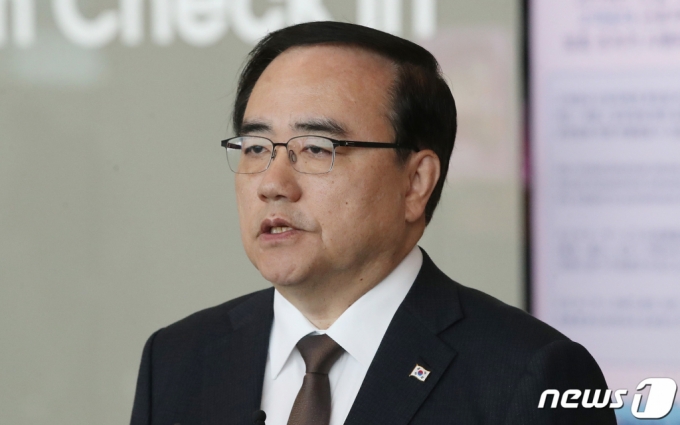 (인천공항=뉴스1) 임세영 기자 = 김성한 국가안보실장이 5일 오전 인천국제공항 2터미널을 통해 미국 워싱턴 DC로 출국하기 앞서 취재진의 질문에 답하고 있다. 김 실장은 한미동맹 70주년을 맞아 미국 행정부와 학계 인사들을 면담하고 북한 문제, 지역·글로벌 정세, 경제안보 관련 현안을 협의할 예정이다. 2023.3.5/뉴스1 Copyright (C) 뉴스1. All rights reserved. 무단 전재 및 재배포 금지.
