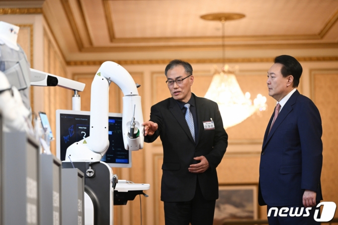(서울=뉴스1) 오대일 기자 = 윤석열 대통령이 28일 청와대 영빈관에서 열린 바이오헬스 신시장 창출전략 회의에 앞서 큐렉소 이재준 대표로부터 수술로봇 설명을 청취하고 있다. (대통령실 제공) 2023.2.28/뉴스1 Copyright (C) 뉴스1. All rights reserved. 무단 전재 및 재배포 금지.