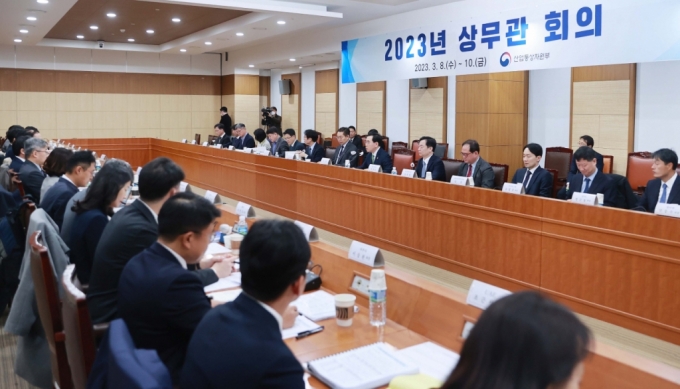 이창양 장관, 수출 플러스 위해 26개국 상무관 긴급 소집