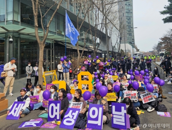 8일 오전 서울 종로구 옛 일본대사관 앞에서 열린 1586번째 '일본군성노예제 문제해결을 위한 수요시위(수요시위)'에 윤미향 의원과 이재정·이수정(비례대표) 더불어민주당 의원 등이 참여했다.  /사진=정세진