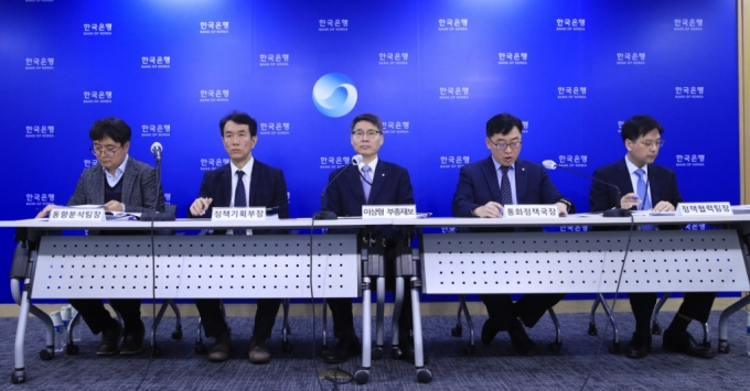 9일 서울 중구 한국은행에서 열린 통화신용정책보고서(2023년 3월) 설명회. (사진 왼쪽부터) 이은석 동향분석팀장, 방홍기 정책기획부장, 이상형 부총재보, 홍경식 통화정책국장, 김병국 정책협력팀장/사진제공=한은