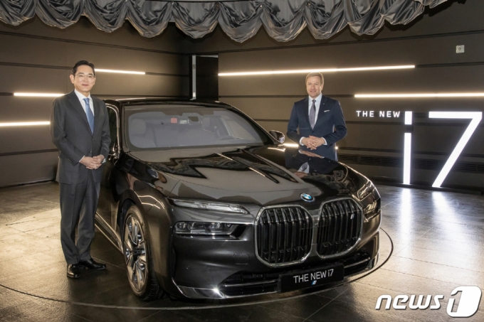 (서울=뉴스1) = 이재용 삼성전자 회장이 17일 인천 영종도 BMW 드라이빙 센터에서 열린 올리버 집세(Oliver Zipse) BMW CEO와의 미팅에 앞서 BMW의 최신 전기차 '뉴 i7'를 살펴본 후 포즈를 취하고 있다.  이 회장은 삼성SDI의 최첨단 'P5' 배터리셀이 적용된 BMW의 최신 전기차 '뉴 i7' 등을 살펴보며 협력 방안을 논의했다. (삼성전자 제공) 2022.12.18/뉴스1  Copyright (C) 뉴스1. All rights reserved. 무단 전재 및 재배포 금지.