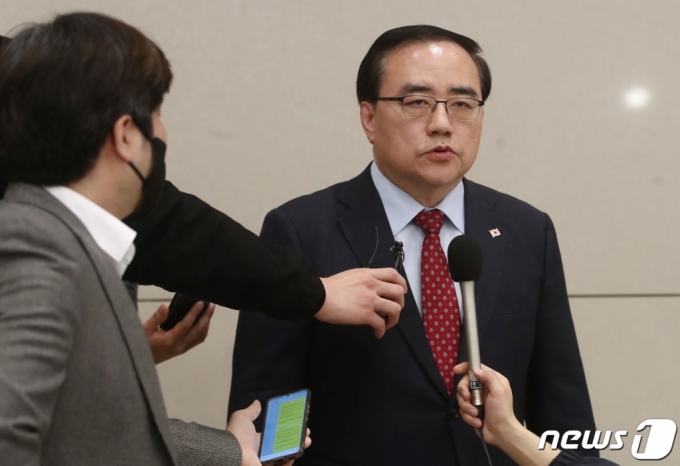 방미 일정을 마치고 귀국한 김성한 국가안보실장이 9일 오후 인천국제공항 2터미널에서 취재진 질의에 답변하고 있다. /사진=뉴스1