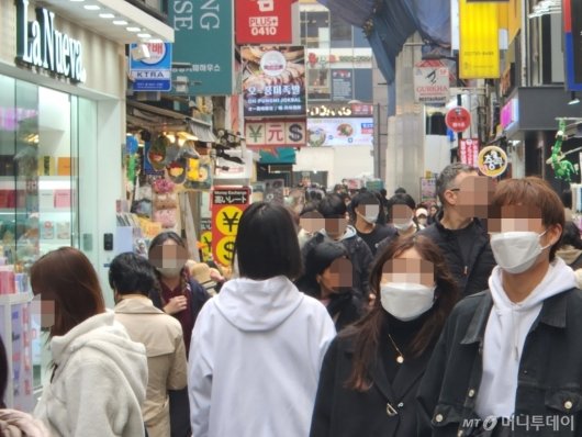 9일 오후 서울 명동 거리에 관광객들이 들어차 있다. /사진=최지은 기자