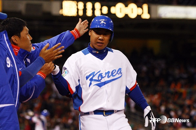 이범호가 2009 월드베이스볼클래식(WBC) 2라운드 멕시코전에서 홈런을 터트린 후 동료들의 축하를 받고 있다. /AFPBBNews=뉴스1
