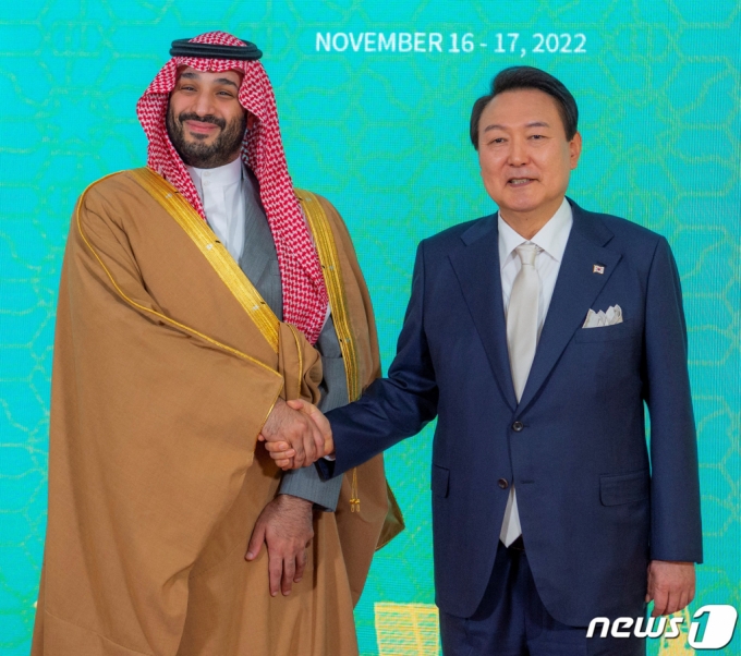 (서울 로이터=뉴스1) 정윤미 기자 = 방한 중인 무함마드 빈살만 알사우드(왼쪽) 사우디아라비아 왕세자가 17일 웃는 얼굴로 윤석열 대통령과 악수를 하고 있다. 2022.11.17 ⓒ 로이터=뉴스1 Copyright (C) 뉴스1. All rights reserved. 무단 전재 및 재배포 금지.