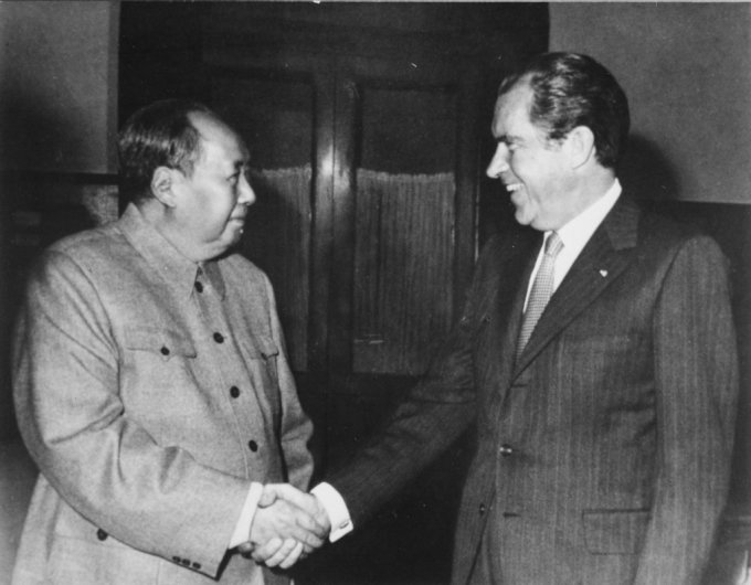 1972년 미국 대통령으로서는 최초로 중국을 방문한 리처드 닉슨 대통령이 마오쩌둥 중국 공산당 중앙위원회 주석을 만난 모습 /사진=미국 백악관