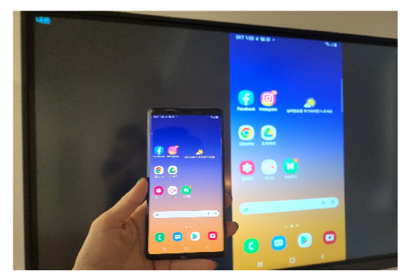 사진은 휴대폰이 무선 미러링을 통해 전자칠판에 접속한 모습/사진제공=현대전자칠판