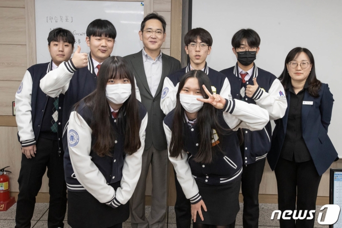 (서울=뉴스1) = 이재용 삼성전자 회장이 7일 경북 구미시 구미전자공업고등학교를 방문해 수업을 참관하고 학생들과 기념사진을 찍고 있다. (삼성전자 제공)2023.3.7/뉴스1 Copyright (C) 뉴스1. All rights reserved. 무단 전재 및 재배포 금지.