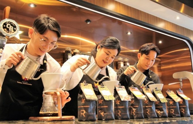 스타벅스 커피 앰배서더가 이대R점에서 핸드드립 커피를 만들고 있다. /사진제공=스타벅스 코리아