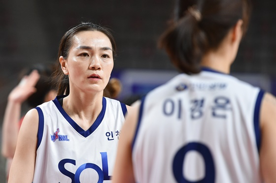 한채진(왼쪽)과 이경은. /사진=WKBL 제공