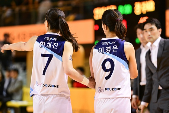 한채진(왼쪽)과 이경은. /사진=WKBL 제공