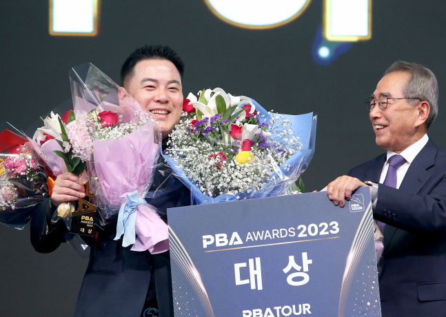조재호가 14일 PBA 투어 초대 시상식에서 김영수 총재로부터 PBA 대상을 트로피를 건네받고 기뻐하고 있다. /사진=PBA 투어
