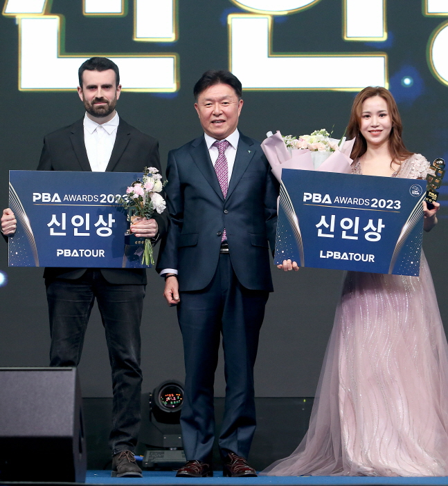 신인상 영예를 안은 안토니오 몬테스(왼쪽), 김진아(오른쪽). /사진=PBA 투어