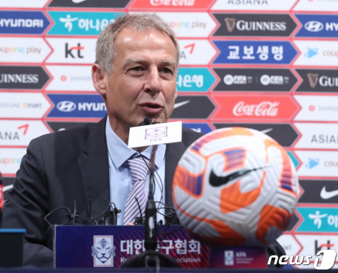 (파주=뉴스1) 송원영 기자 = 위르겐 클린스만 신임 한국 남자 축구국가대표팀 감독이 9일 경기 파주 축가대표팀 트레이닝센터(NFC)에서 취임 기자회견을 하고 있다. 2023.3.9/뉴스1  Copyright (C) 뉴스1. All rights reserved. 무단 전재 및 재배포 금지.