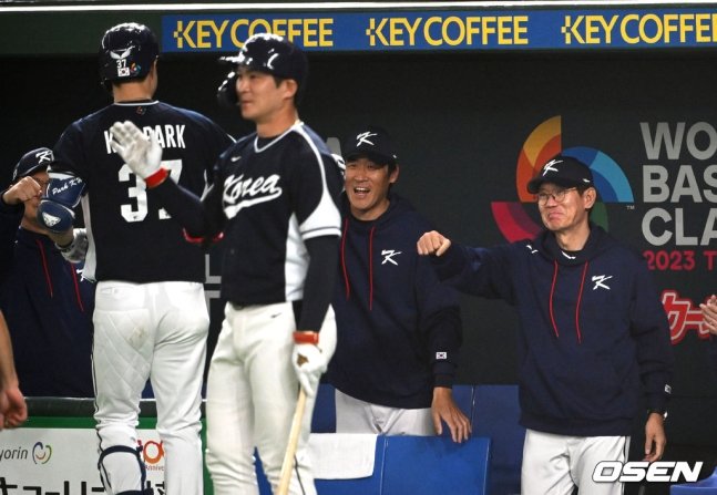 박건우가 13일 중국전에서 4회 만루포를 친 뒤 더그아웃으로 돌아오자 이강철(오른쪽) 감독을 비롯한 코칭스태프가 반갑게 맞이하고 있다.