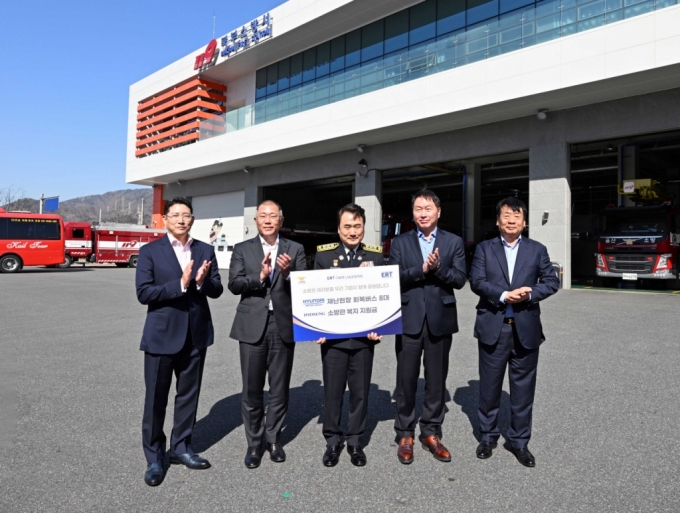 14일 울산북부소방서에서 열린 신기업가정신협의회 ‘제1차 다함께 나눔 프로젝트’ 행사에서 정의선 현대차그룹 회장(왼쪽에서 두번째), 최태원 대한상의 회장(오른쪽에서 두번째), 조현준 효성그룹 회장(왼쪽에서 첫번째)이 남화영 소방청장 직무대리(가운데)에게 소방 공무원 복지·안전 지원을 위한 ‘재난현장 소방관 회복버스’와 기부금을 전달하고 있다.