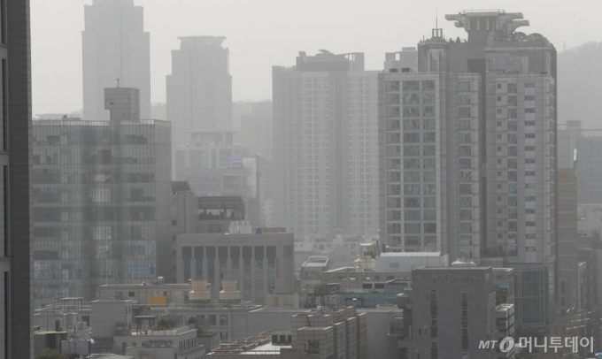 전국 미세먼지 농도가 매우 나쁨 수준을 보이는 29일 서울 서초구 누에다리에서 바라본 서울 도심이 뿌옇게 보이고 있다. /사진=김휘선 기자 hwijpg@