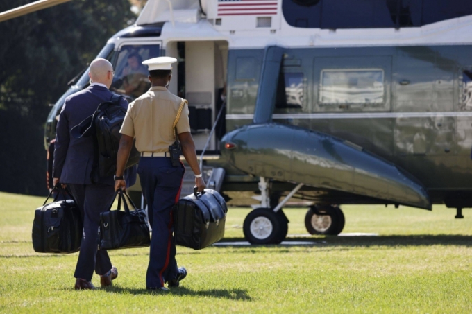2022년 10월 7일 미국 워싱턴D.C. 백악관 남쪽 잔디밭에 있는 미 대통령 전용 헬기 '마린 원'으로  군사 보좌관이 핵무기 발사 코드가 포함된 핵가방인 '누클리어 풋볼'을 들고 있다. /사진=블룸버그  