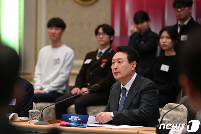 (서울=뉴스1) 오대일 기자 = 윤석열 대통령이 15일 청와대 영빈관에서 열린 제14차 비상경제민생회의를 주재하고 있다. (대통령실 제공) 2023.3.15/뉴스1 Copyright (C) 뉴스1. All rights reserved. 무단 전재 및 재배포 금지.