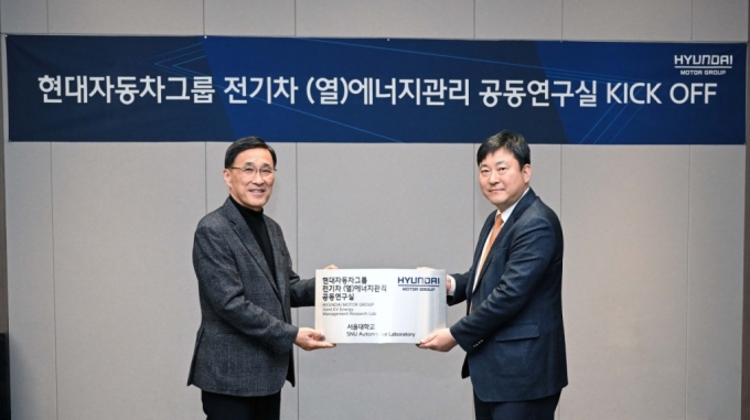 현대차·기아는 지난 15일(수) 서울 관악구에 위치한 서울대학교 교수회관에서 서울대학교·중앙대학교·홍익대학교 및 현대차·기아 연구개발본부 관계자들이 모인 가운데 ‘전기차 에너지 관리 공동연구실’을 설립하는 기념 행사를 가졌다. 사진은 현대차·기아 연구개발본부장 박정국 사장이 서울대학교 김재영 연구부총장에게 현판을 전달하는 모습.
