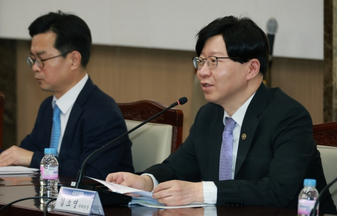 김소영 금융위원회 부위원장이 지난 15일 서울 종로구 소재 서울정부청사에서 제3차 은행권 경영·영업 관행·제도 개선 실무작업반 회의에서 발언하고 있다./사진=금융위원회
