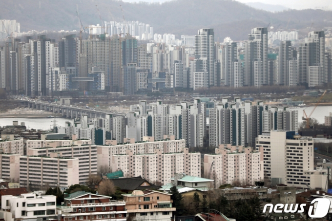 (서울=뉴스1) 황기선 기자 = 서울 아파트 월간 거래량이 지난달 2000건을 넘어섰다. 15일 서울부동산정보광장에 따르면 지난 14일 기준 2월 서울 아파트 거래량은 2073건이다. 16개월 만에 최고치로 거래량이 2000건을 넘은 건 지난 2021년10월 2198건 이후 처음이다. 지난 1월 거래량 1420건 대비로는 45.9% 늘었다. 사진은 이날 서울시내 아파트 단지 모습. 2023.3.15/뉴스1 Copyright (C) 뉴스1. All rights reserved. 무단 전재 및 재배포 금지.
